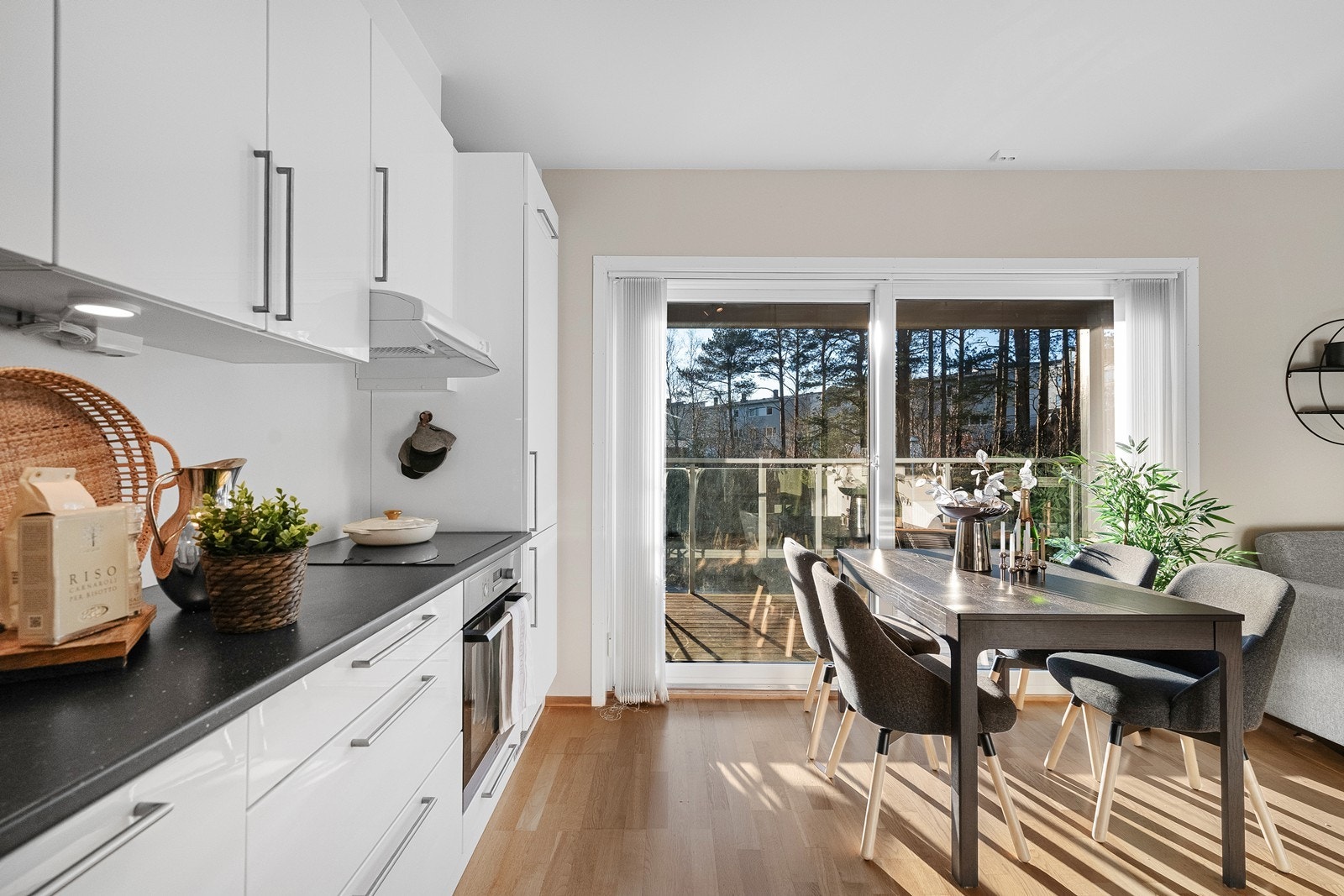 Enkel og naturlig adkomst til balkongen direkte fra stue/kjøkken. Galleribilde