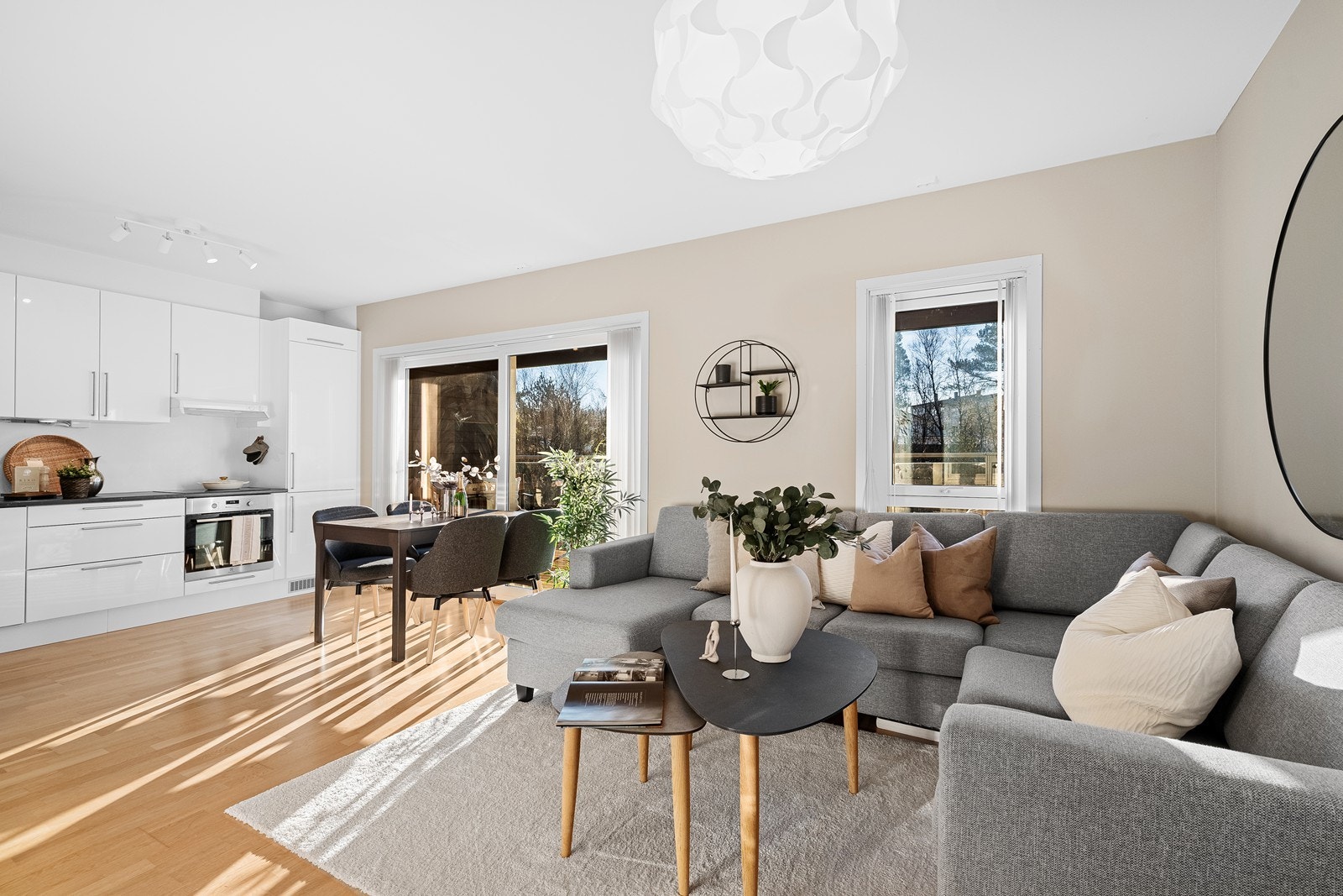 Åpen og lys stue/kjøkken med store vindusflater som gir flott lysinnslipp og god romfølelse. Galleribilde