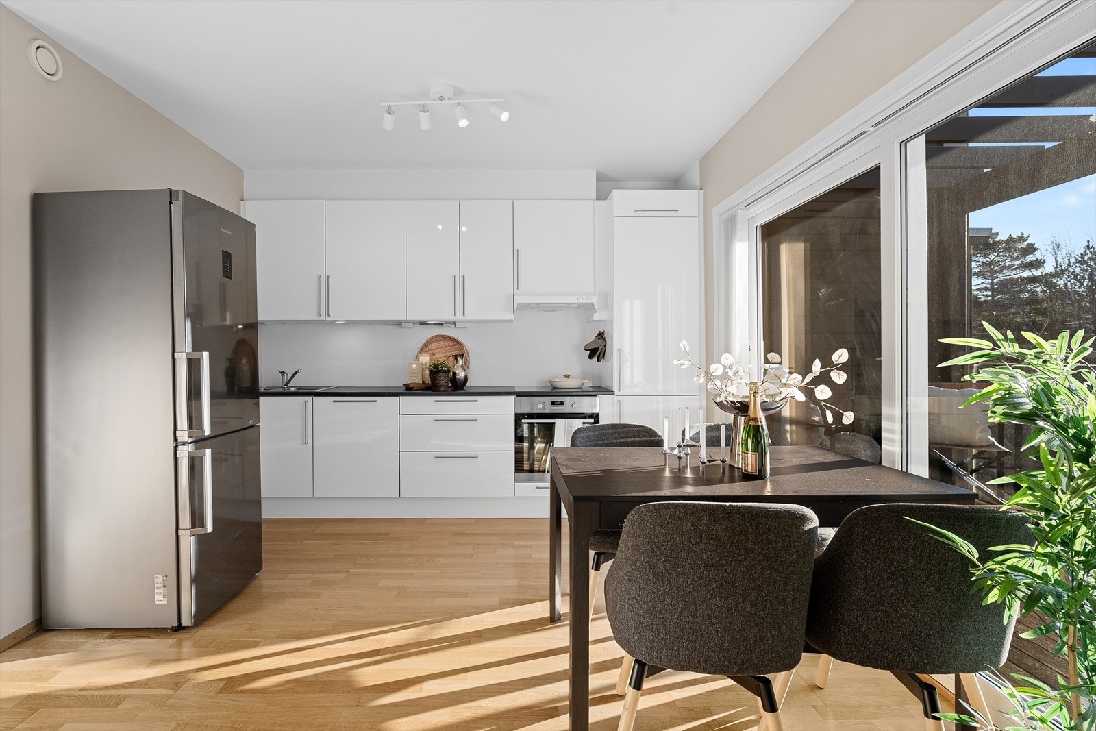 Kjøkkenet har integrert platetopp, stekeovn og oppvaskmaskin, og frittstående kjøl/frys. Galleribilde