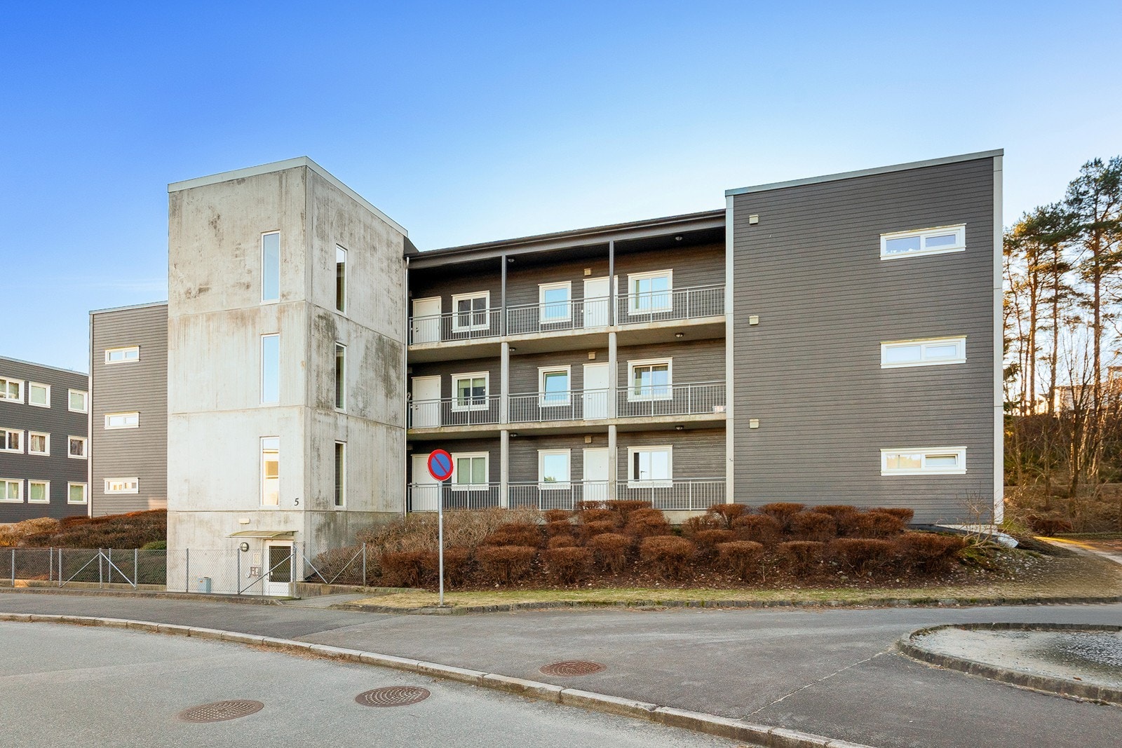 Inngangspartiet er utstyrt med heis for enkel tilgang. Garasje i kjelleren m/elbil-lader. Galleribilde