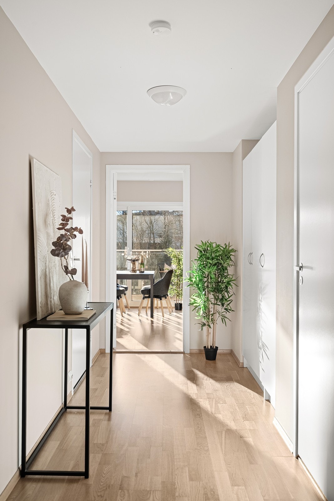 Gangen er utstyrt med praktisk garderobeskap og leder deg videre inn i stuen. Galleribilde