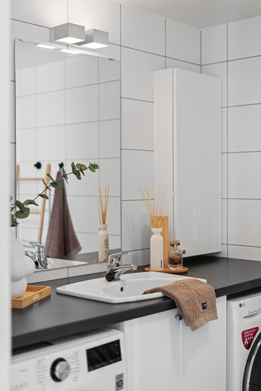 Badet har praktisk opplegg for både vaskemaskin og tørketrommel. Galleribilde