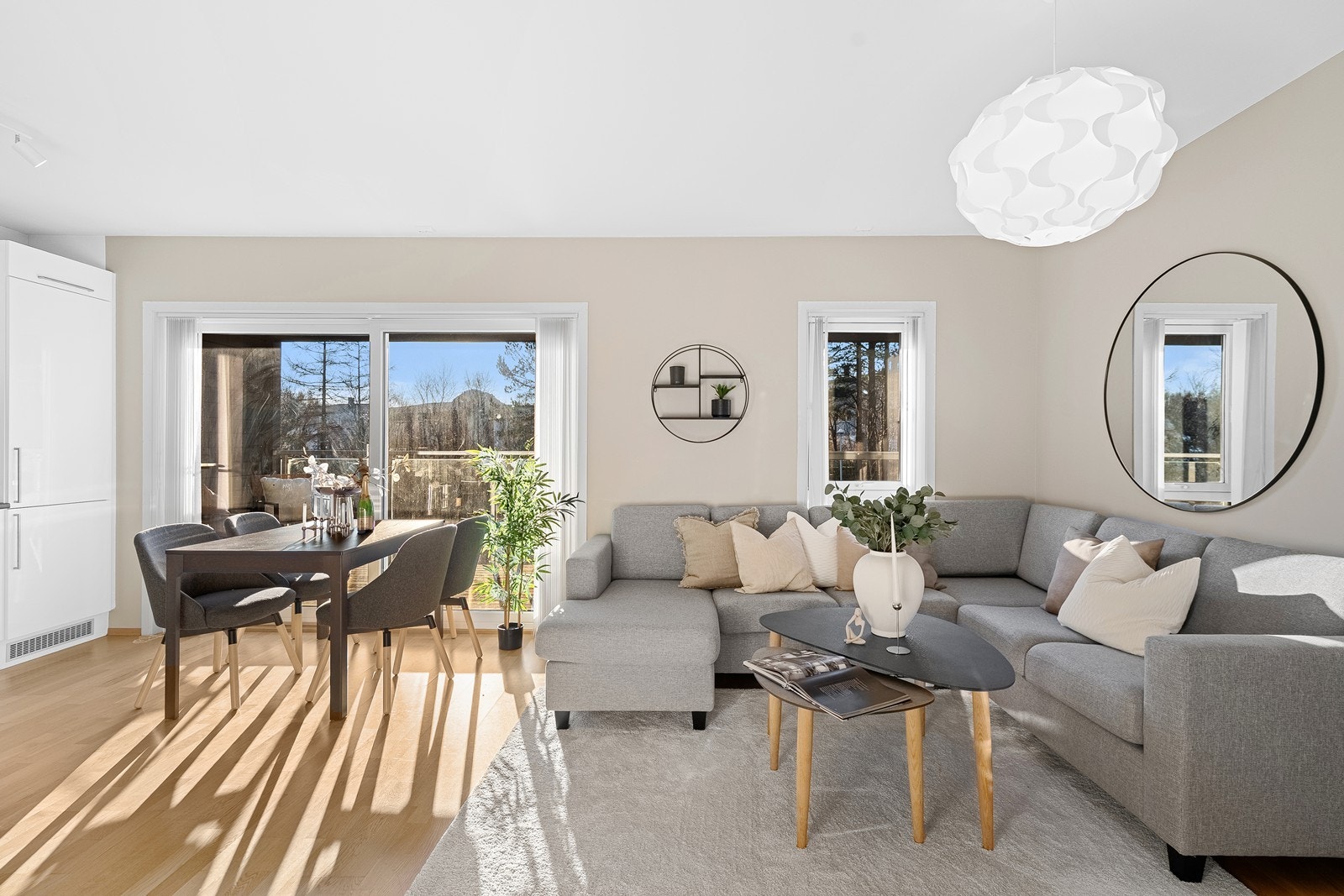 God takhøyde målt til 2,55 meter i stuen gir en ekstra luftig og romslig følelse. Galleribilde