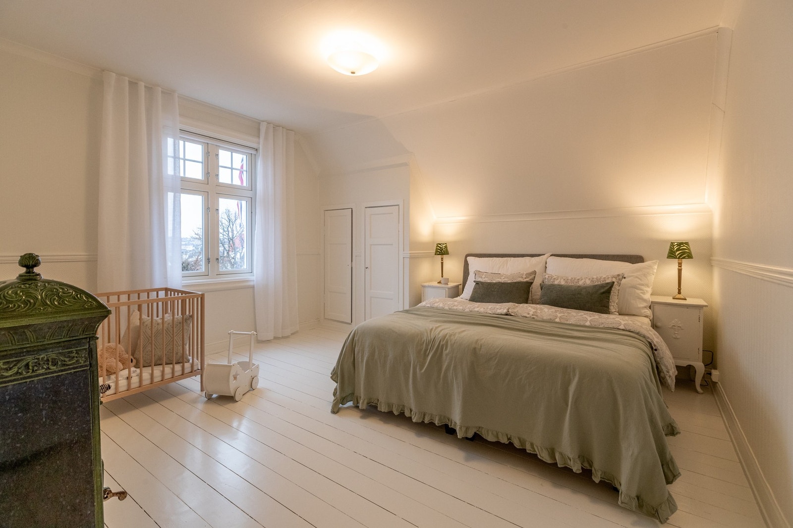 Det er 3 soverom i 2. etg - i tillegg til badet Galleribilde