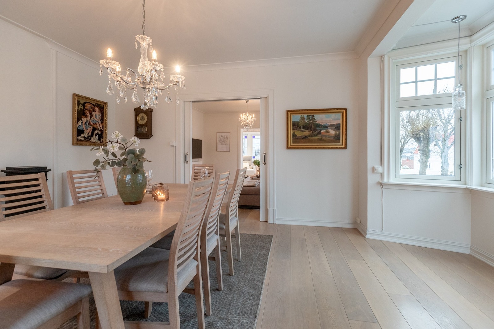 Lys & trivelig spisestue m/ flott karnapp Galleribilde