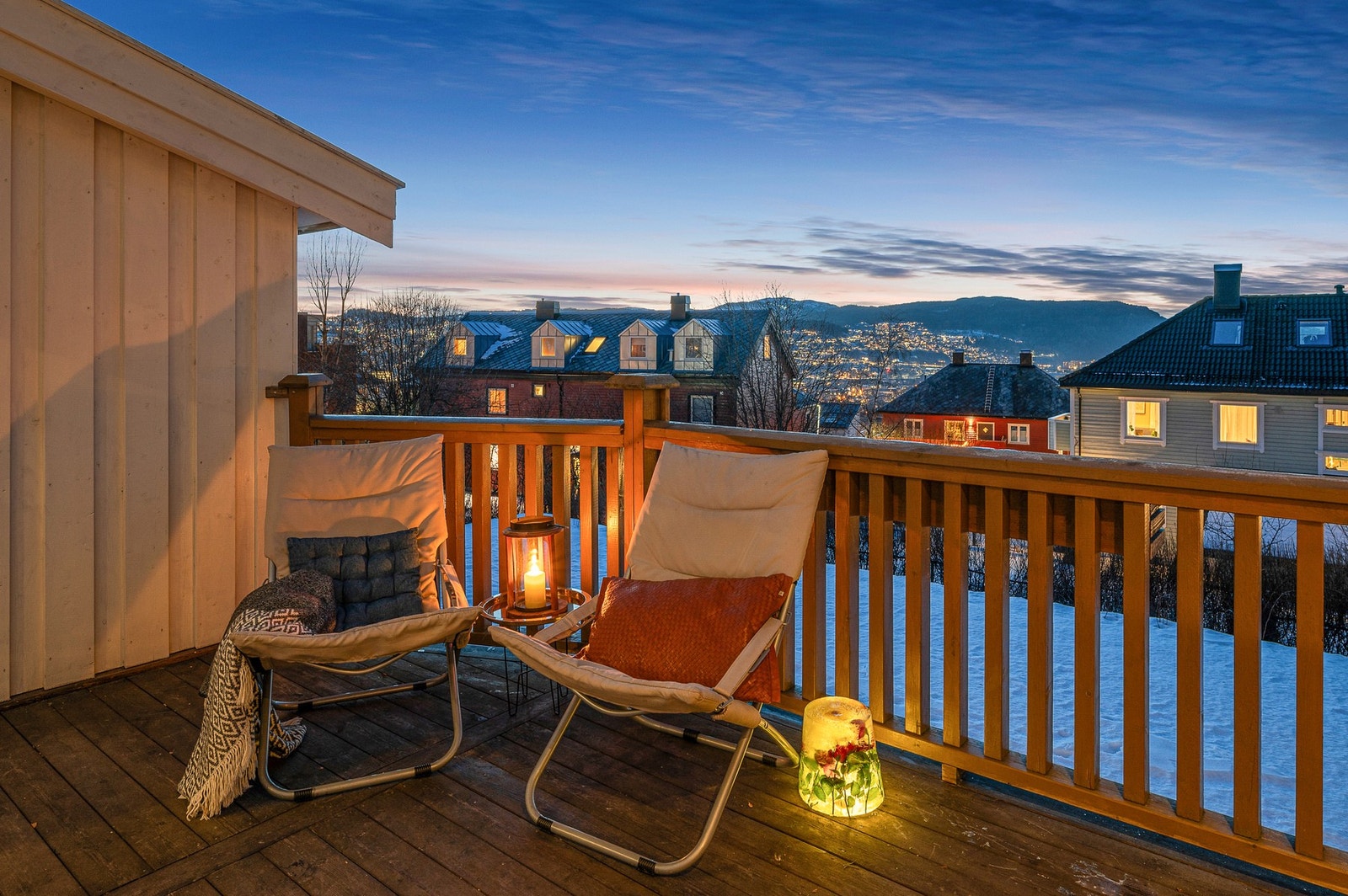 Fra terrassen mot sørvest får du nydelig utsikt mot Gråkallen. Galleribilde