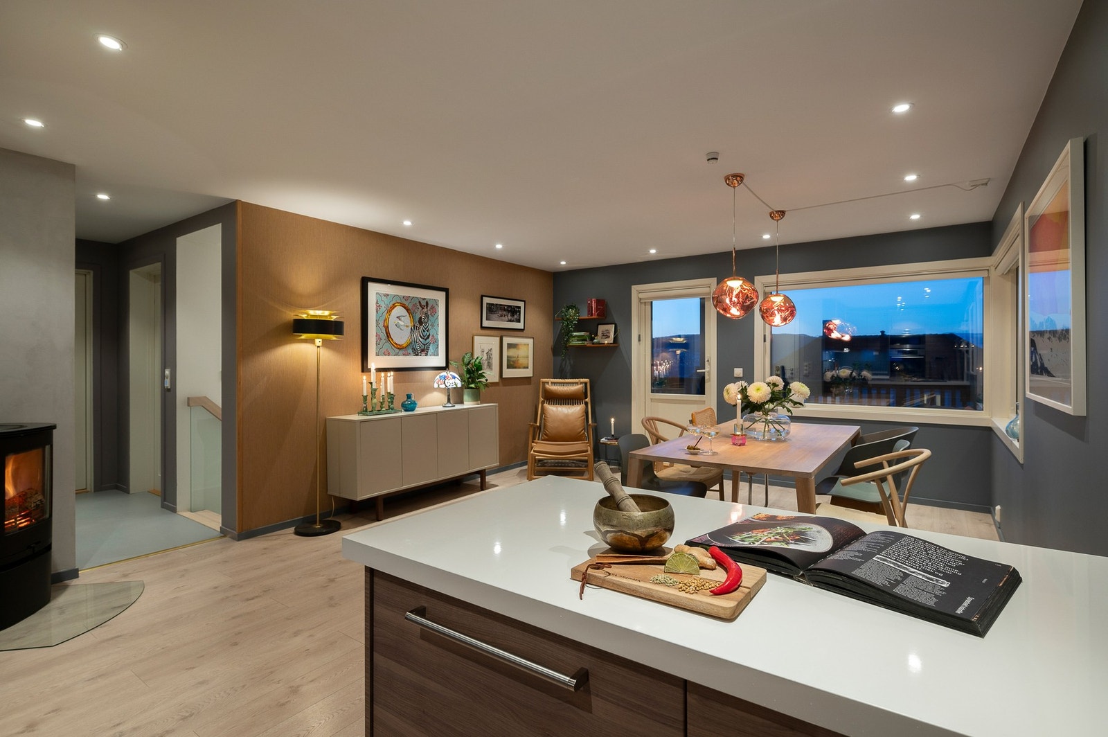 Leiligheten har 3 soverom, 2 stuer og to lekre baderom, et i hvert etasje. Galleribilde