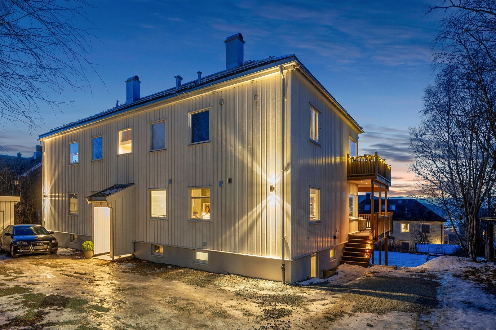 Boligen disponerer parkeringsplass på høyre side av bygget hvor det er installert EL-billader. Galleribilde