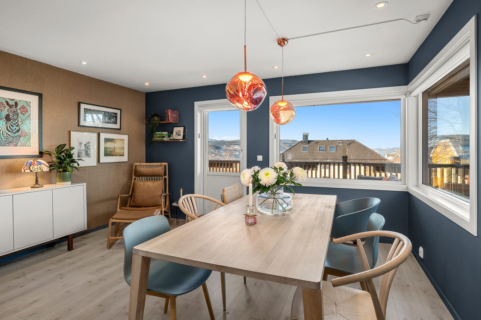 Fra stuen er det utgang til en sørvestvendt balkong med nydelig utsikt og lang solgang. Galleribilde