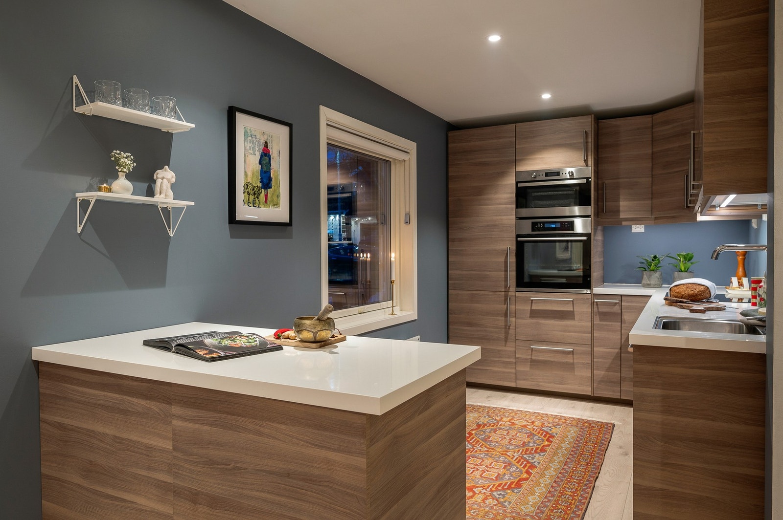 Kjøkkenet har integrerte hvitevarer og godt med både skap og benkeplass. Galleribilde