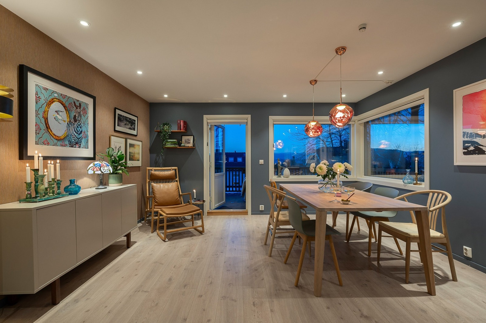 I hovedetasjen har du spisestue/stue, kjøkken, to soverom, bad og gang. Galleribilde