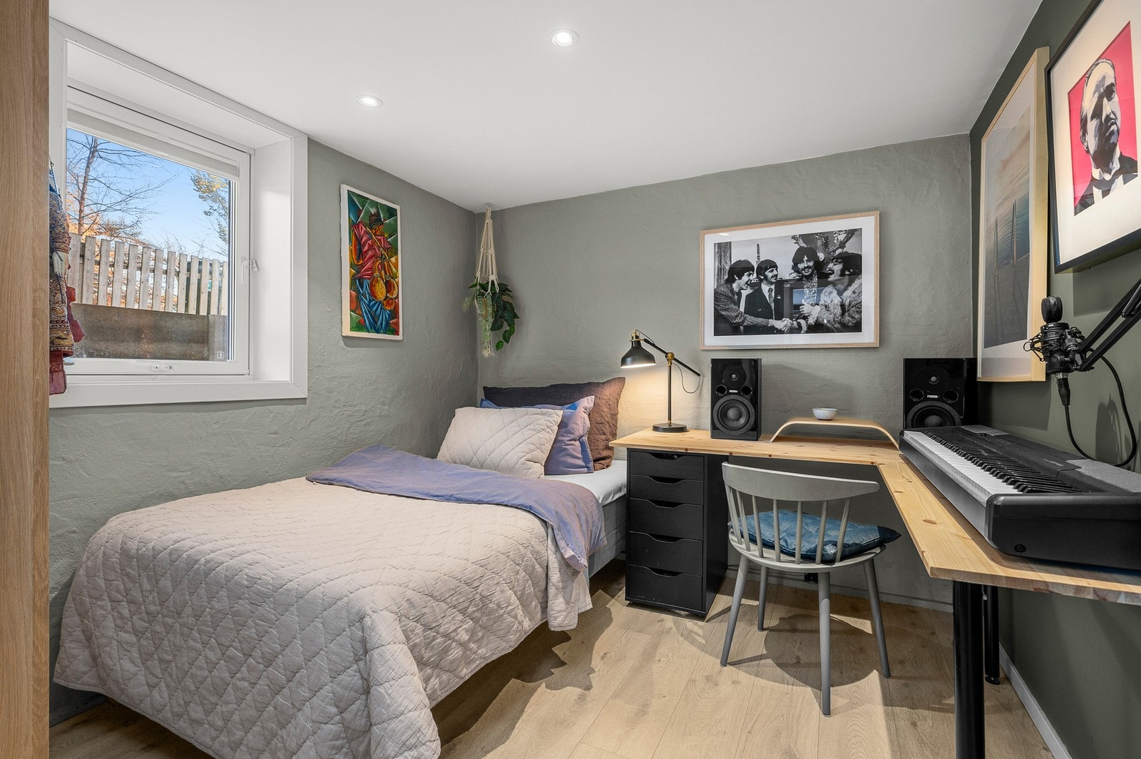 Det siste soverommet ligger nede i sokkelen. Det ble drenert rundt bygget i 2014. Galleribilde