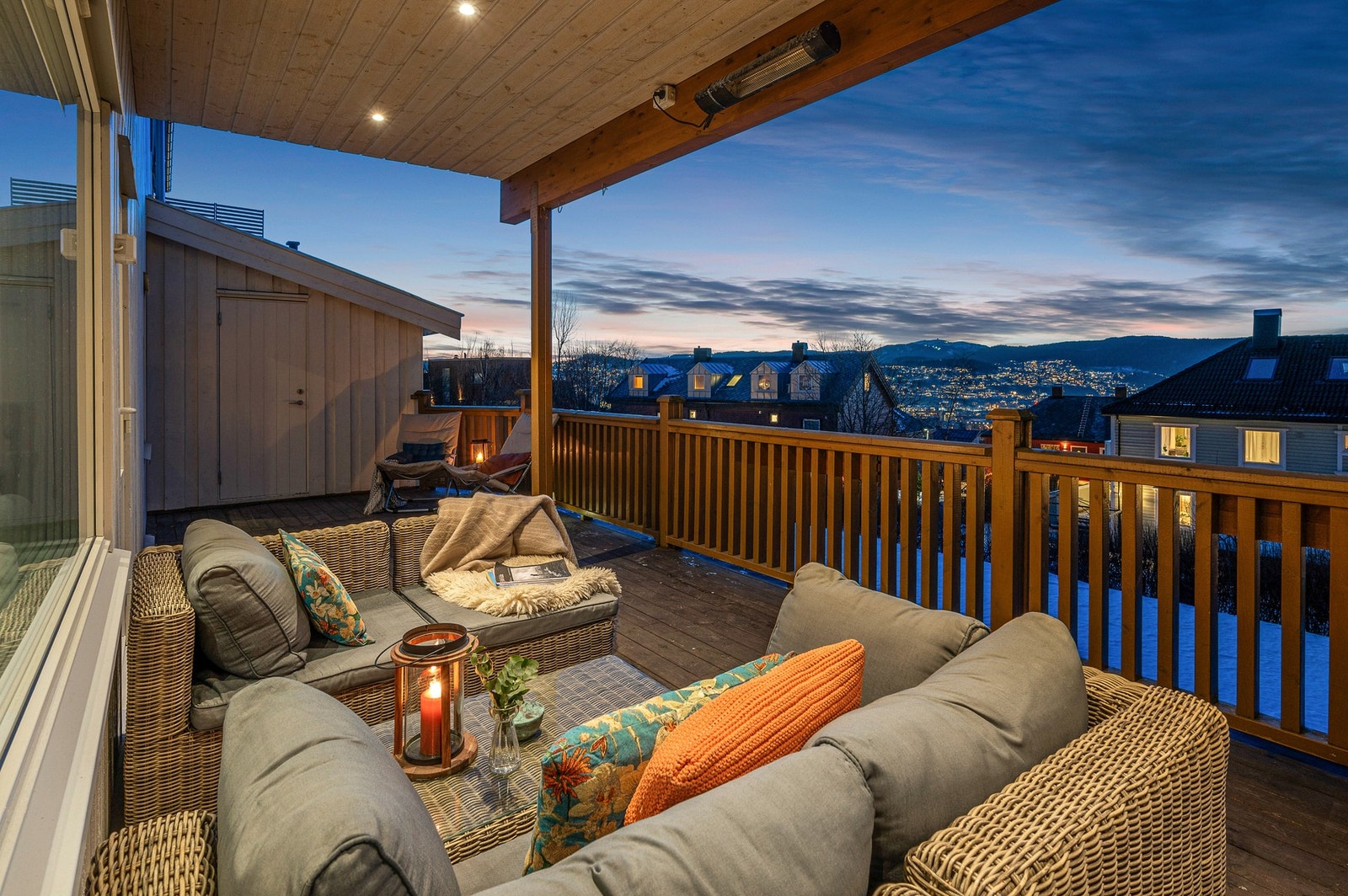 Terrassen ble oppført i 2015 og det ble samtidig bygd en utvendig bod som et skille mot naboen. Galleribilde