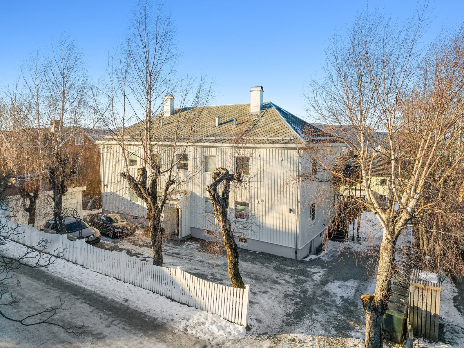 Huset har ny kledning, nye vinder, nytt yttertak i skifer og det er drenert. Bygget fremstår i meget god stand. Galleribilde