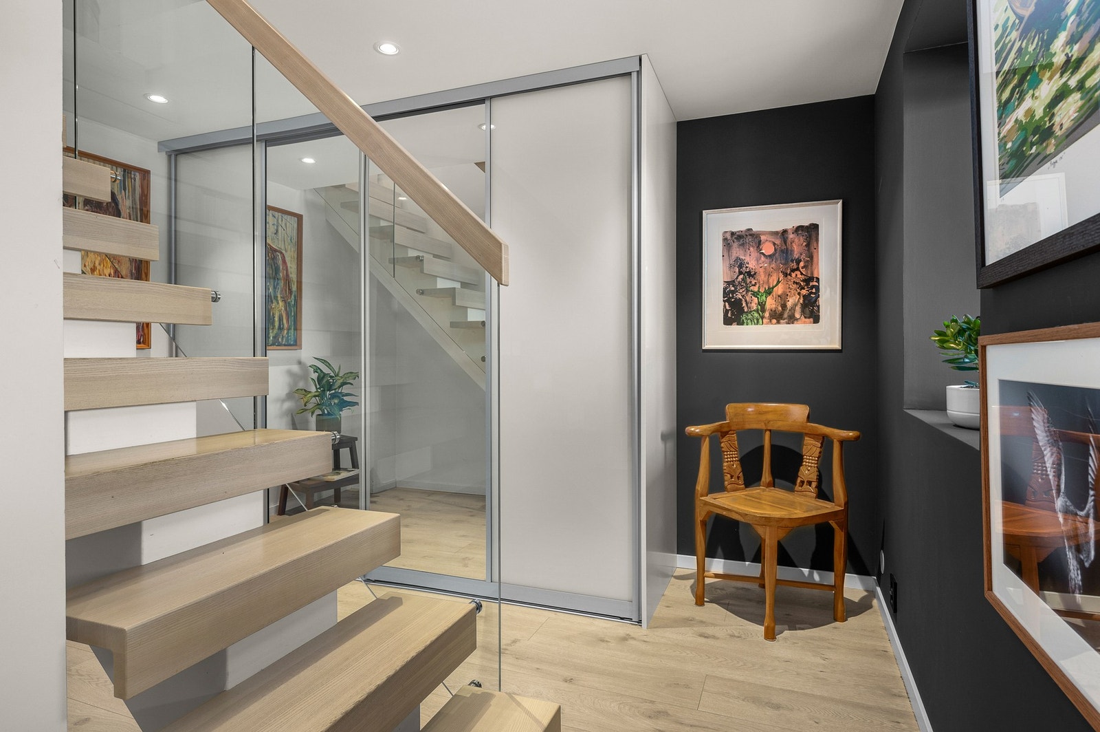 Praktisk garderobskap for ekstra oppbevaring. Flott utnyttelse av arealet. Galleribilde