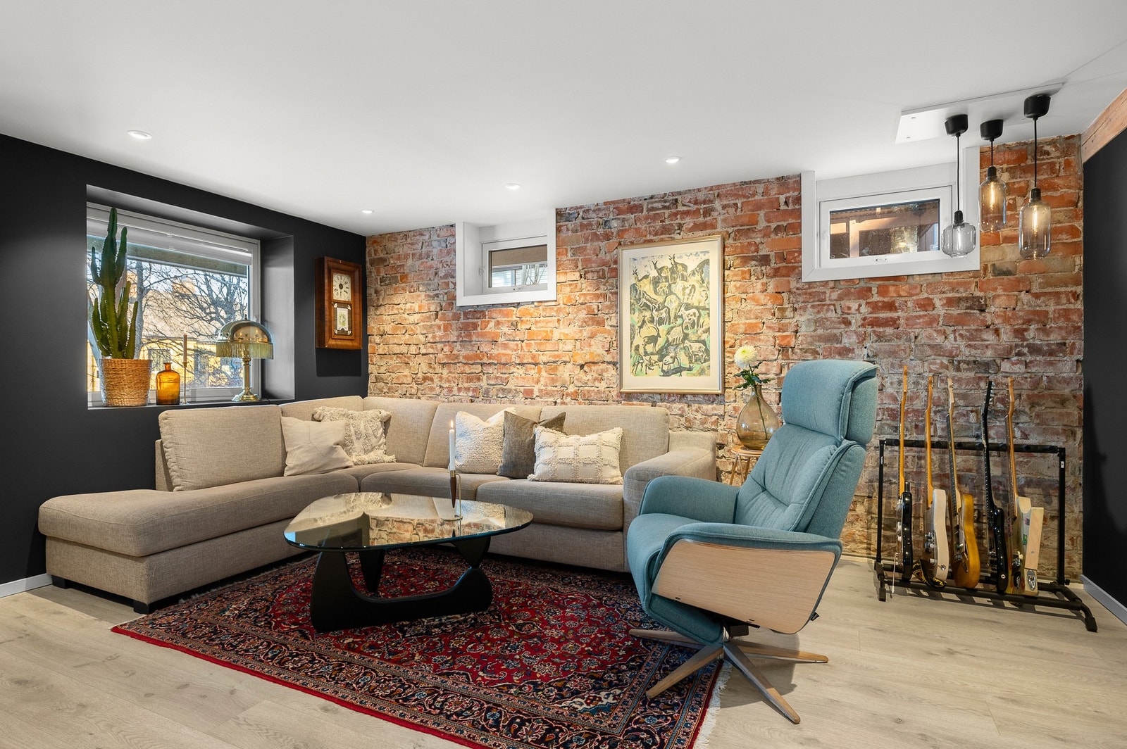 I underetasjen ble den gamle betongen fjernet og det ble isolert og støpt nytt ved renoveringen. Galleribilde