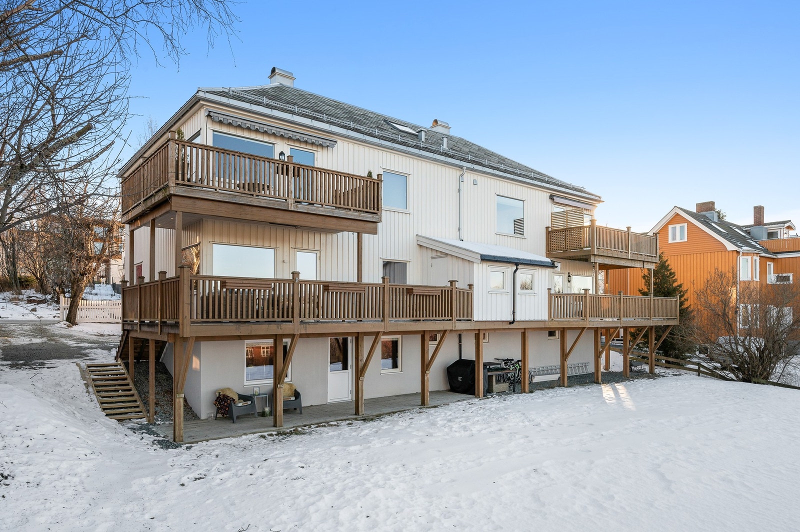 Tomten er på nesten 1,1 mål, noe som gir mye boltreplass. Samtidig er det langt mellom bebyggelsen noe som gir både god utsikt og gode solforhold. Galleribilde