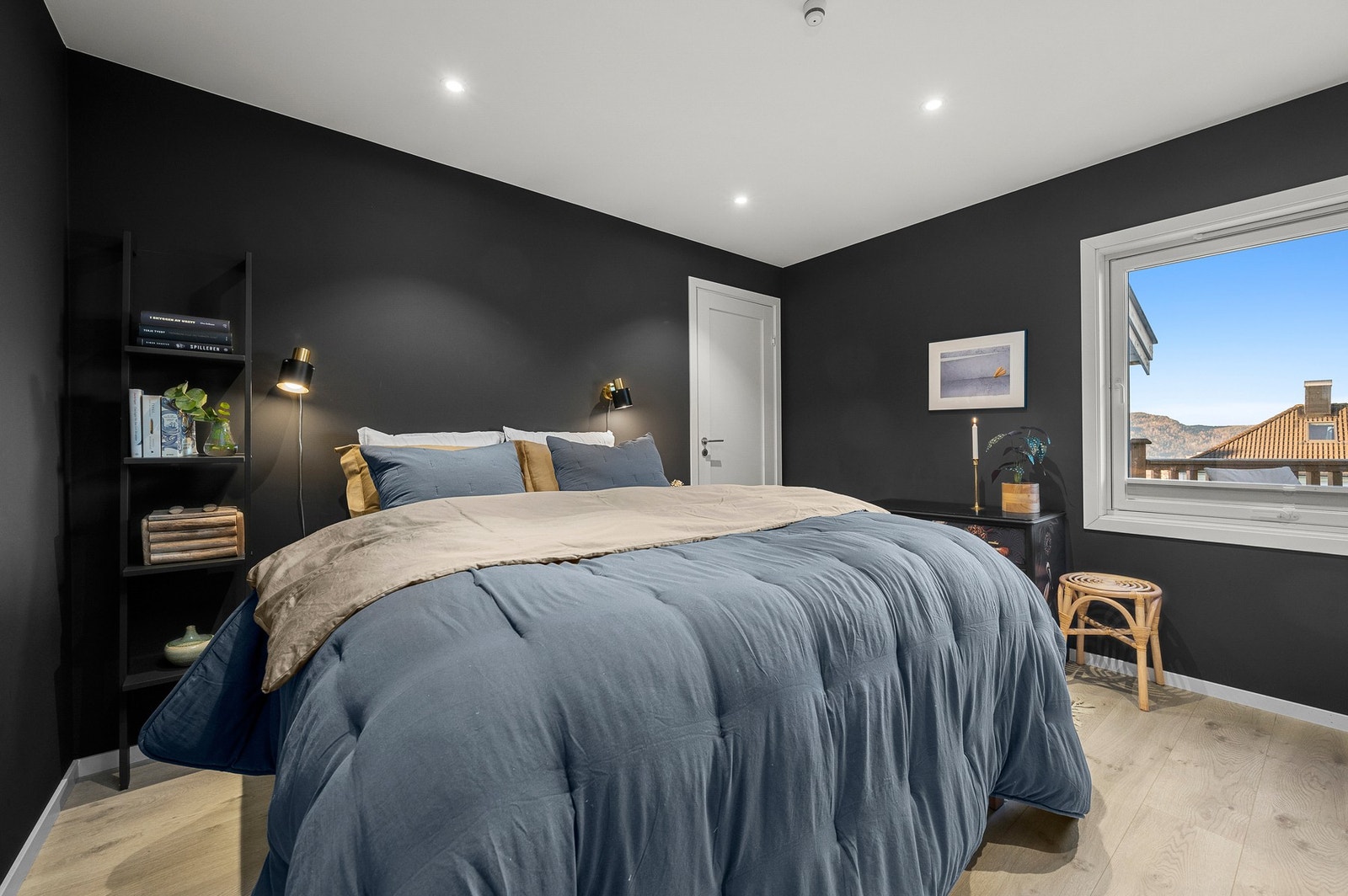 Hovedsoverommet oppe er på 11,5 kvm og har rikelig med plass til både dobbelseng og annen innredning. Lite koffertrom i døren rett fram i bildet. Galleribilde