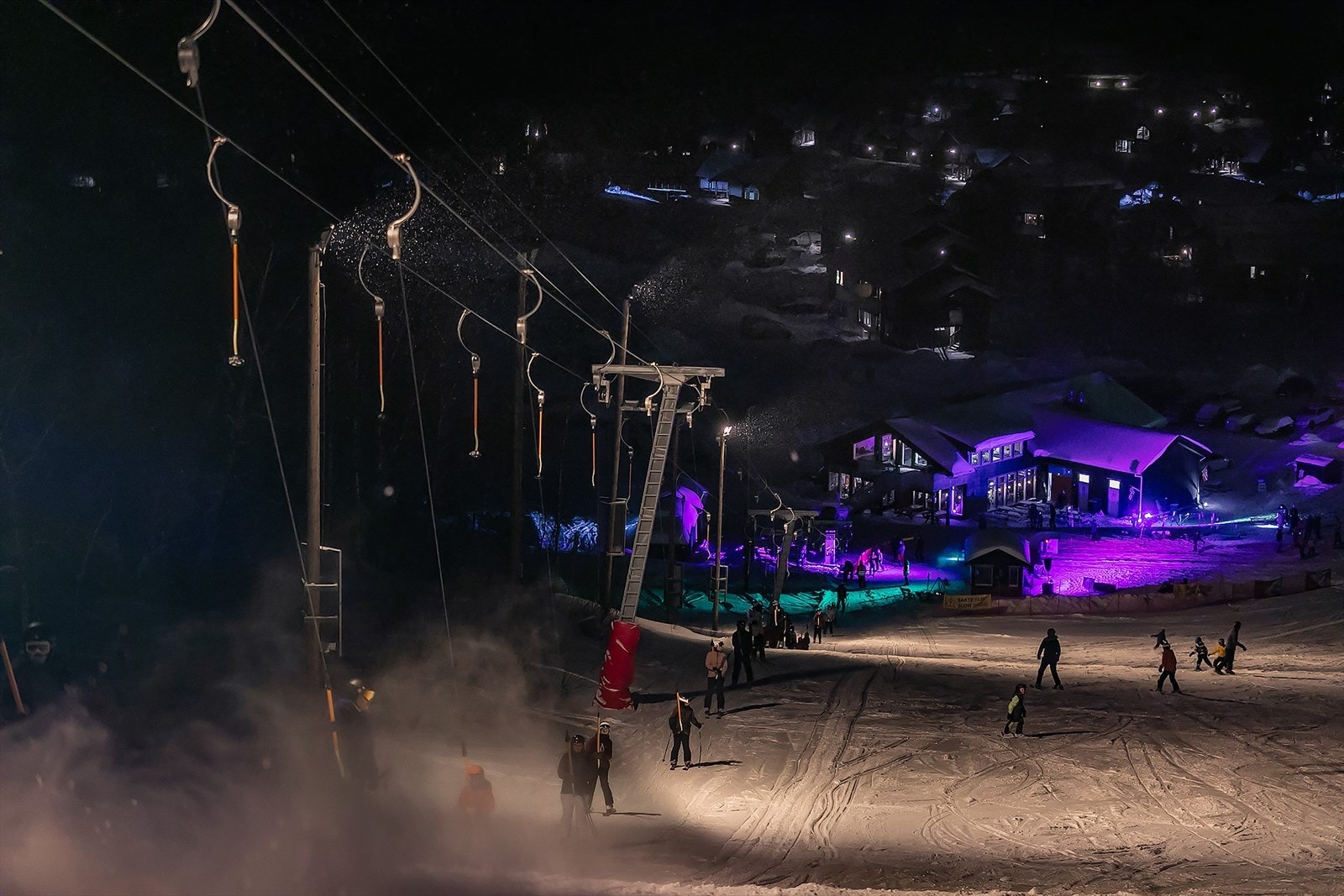 Fjellandsbyen med alpinbakke og kafe, en kort tur fra eiendommen. Galleribilde