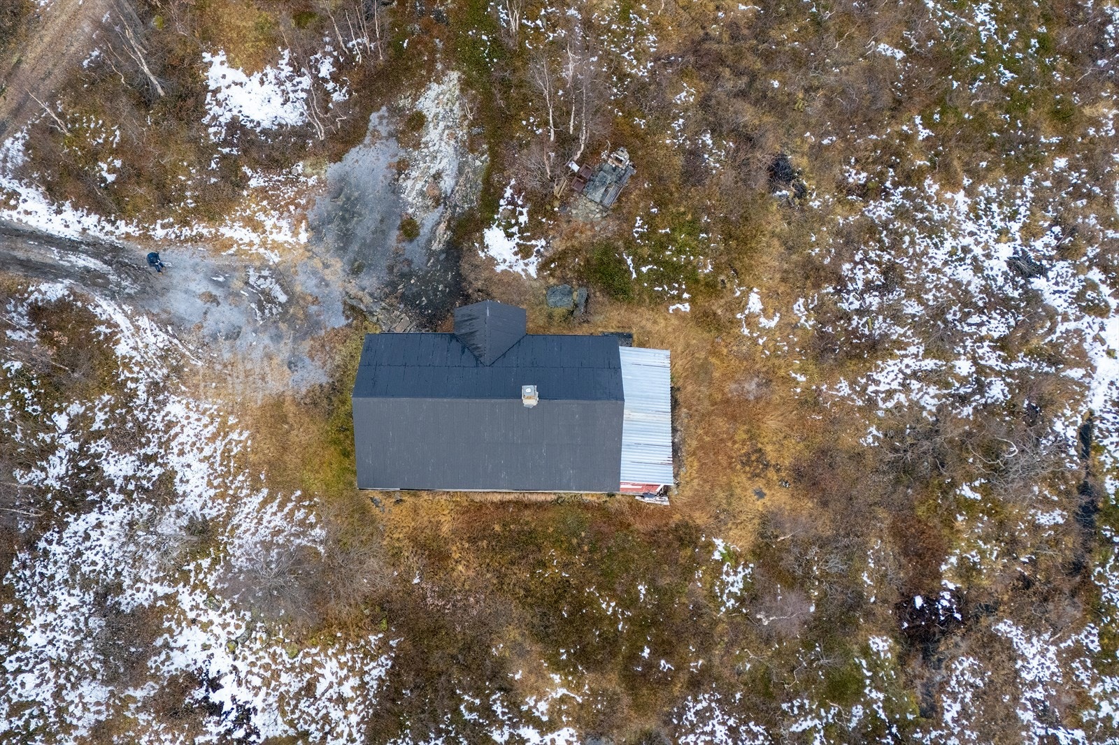 Parkering rett utenfor døren på sommerstid. Vinterstid parkeres det på oppstilte plasser langs hovedveien. Galleribilde