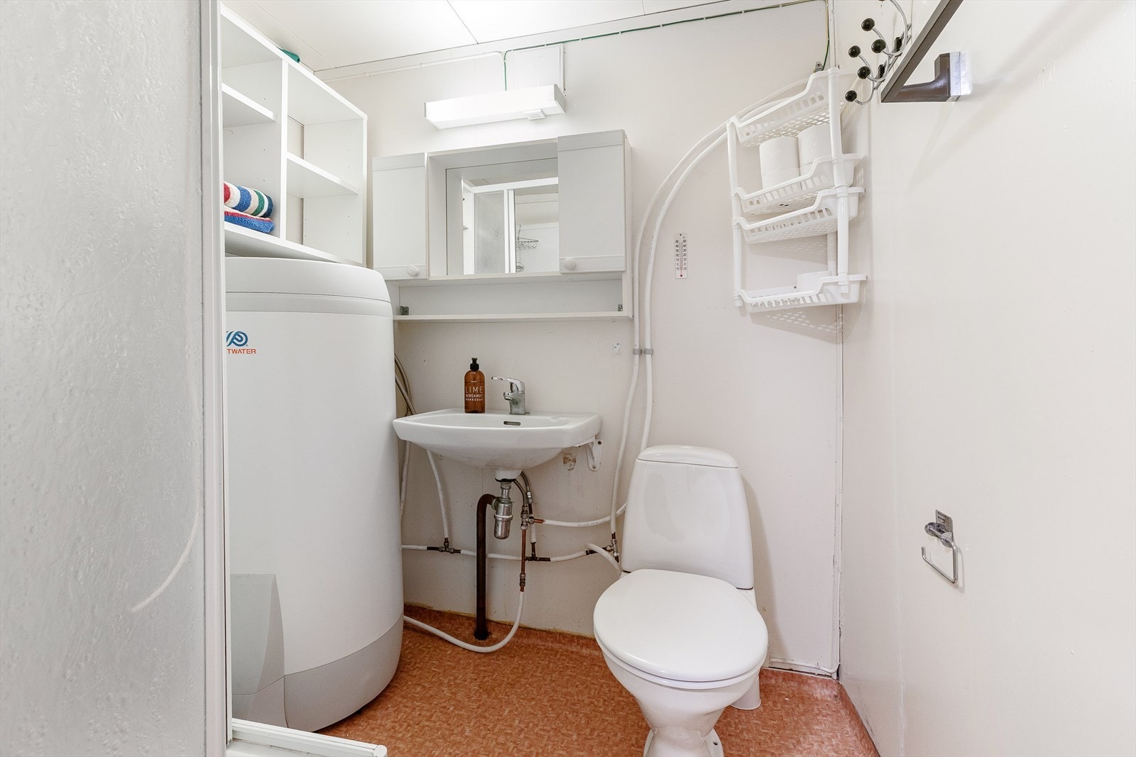 Bad med dusjkabinett og varmekabler i gulv Galleribilde