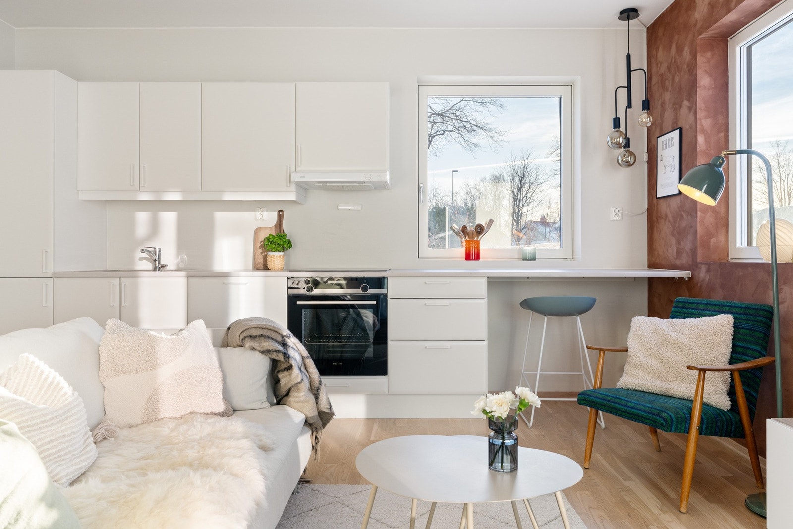 Åpen stue- og kjøkkenløsning gir en sosial og funksjonell romfølelse. Galleribilde