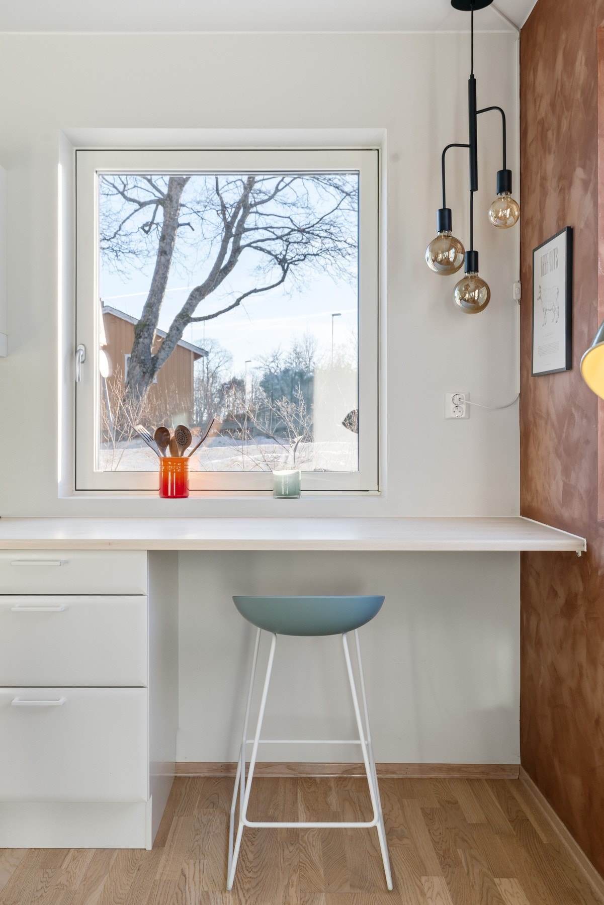 Spiseplass/arbeidsplass tilknytning til kjøkkenet. Perfekt for hverdagsbruk. Galleribilde