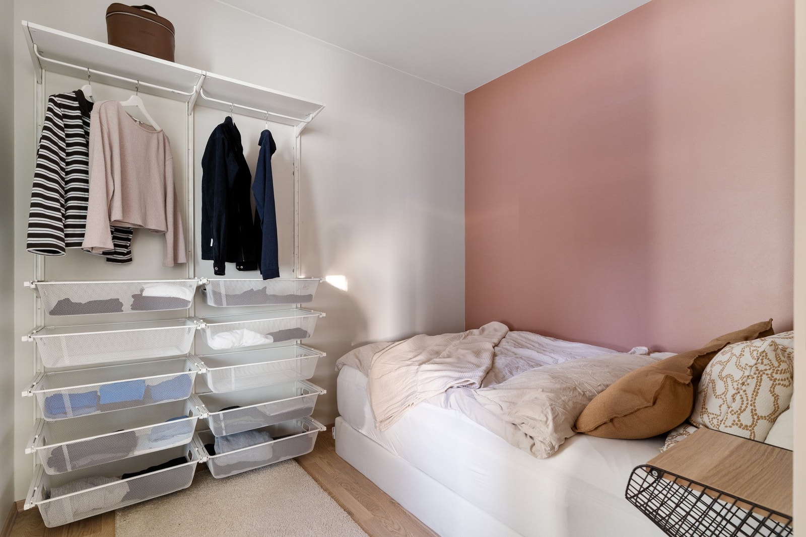 Praktisk garderobeløsning gir ryddige og funksjonelle oppbevaringsmuligheter. Galleribilde