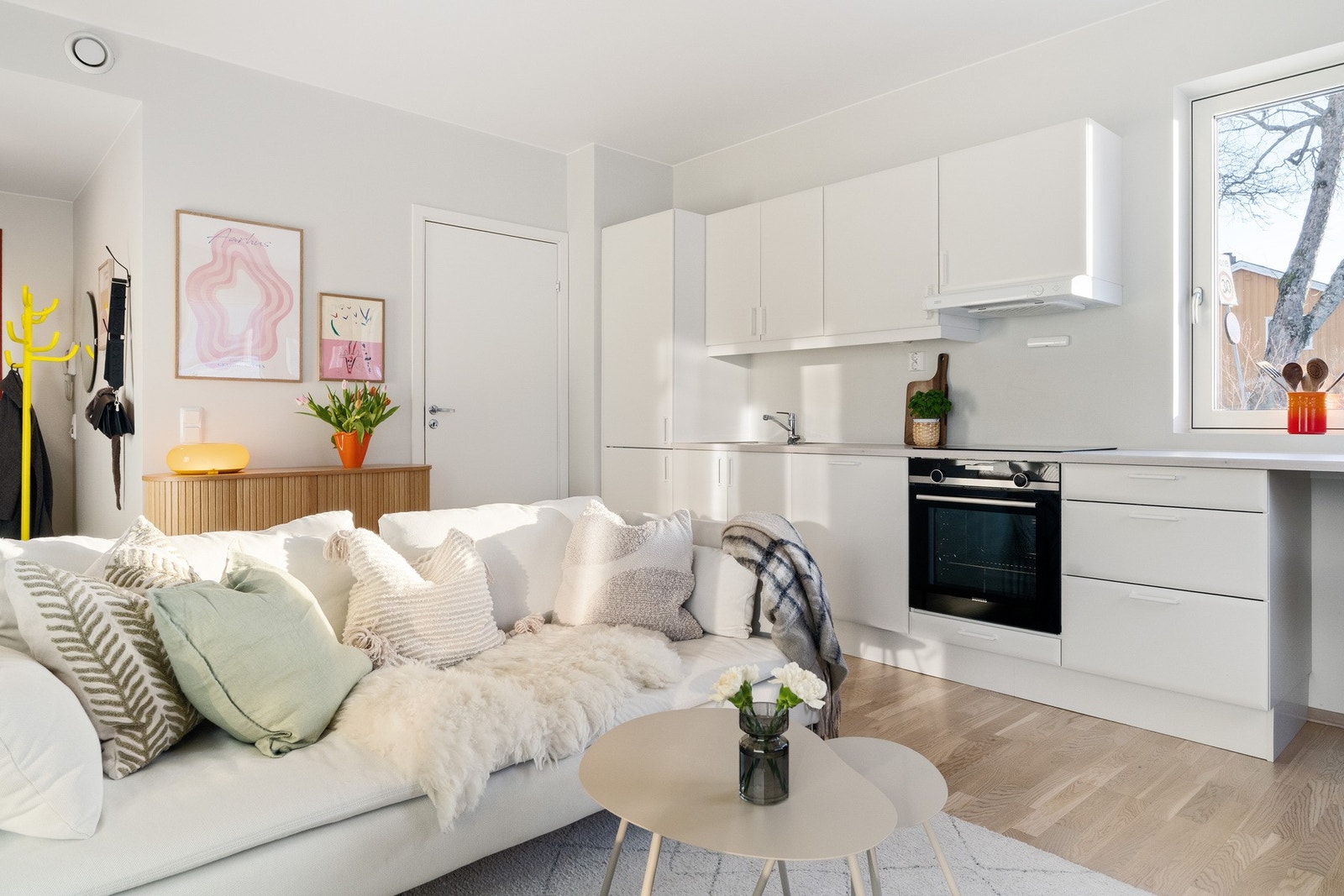 Kjøkkenet har godt med skap- og benkeplass. Galleribilde