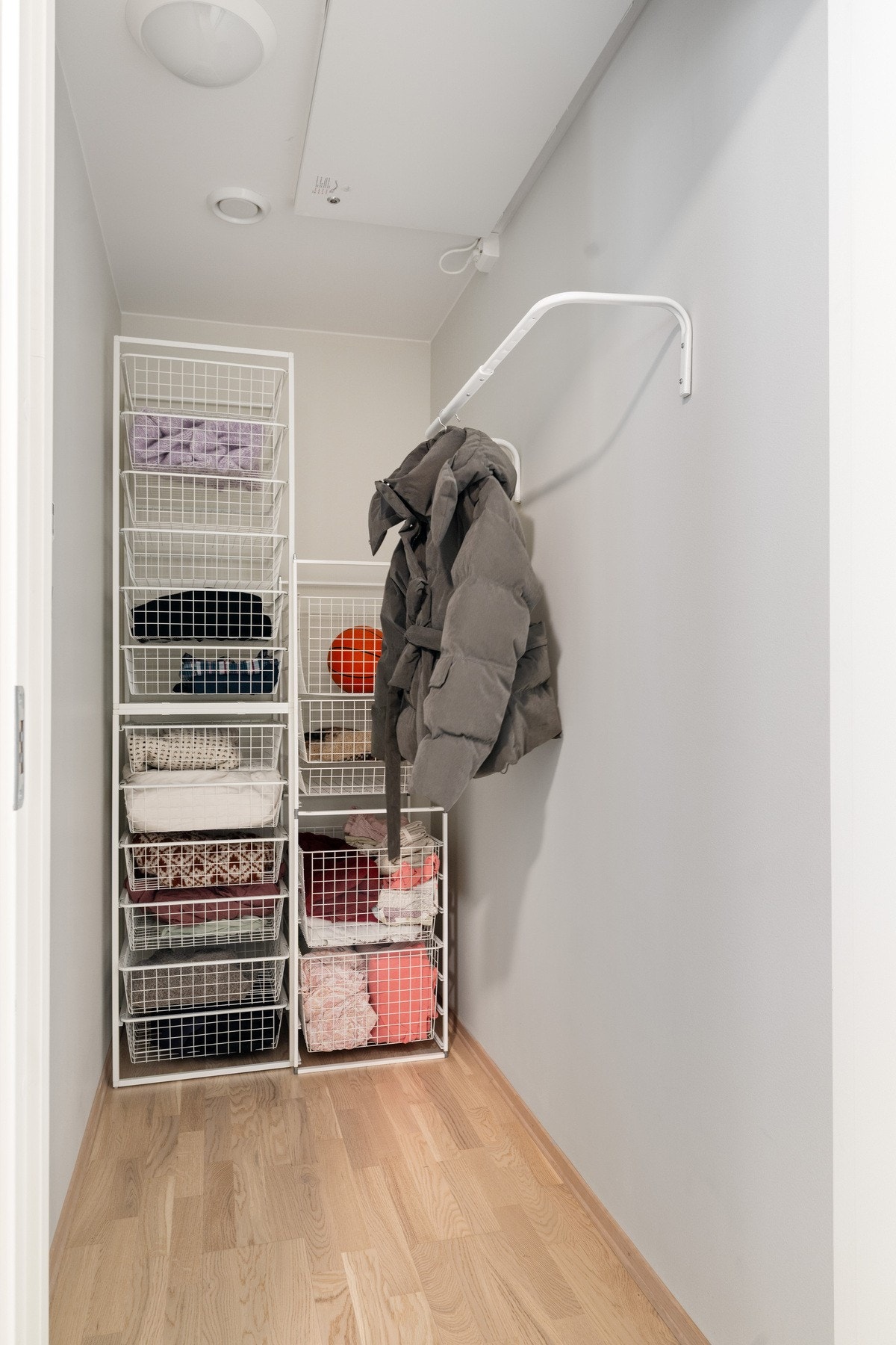 Praktisk innvendig bod ved entréen, gir ekstra lagringsplass. Galleribilde