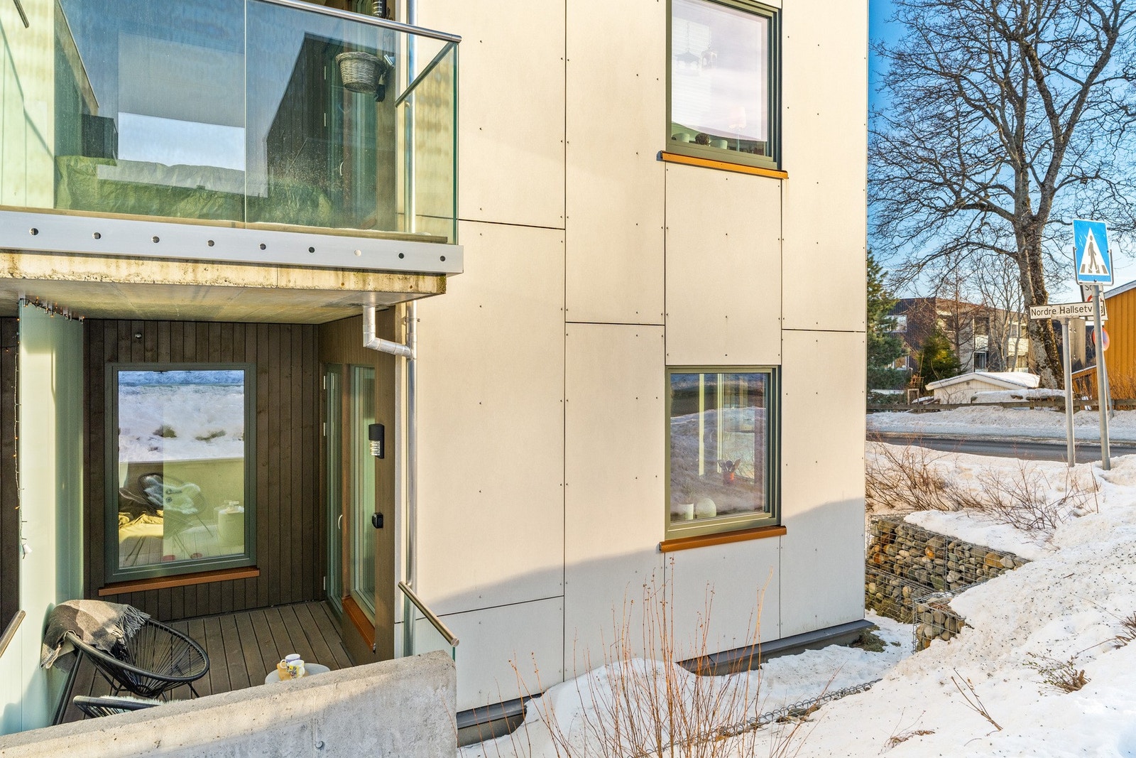 Terrassen sett utenfra. Bygget er moderne, med balansert ventilasjon og godt bomiljø. Galleribilde