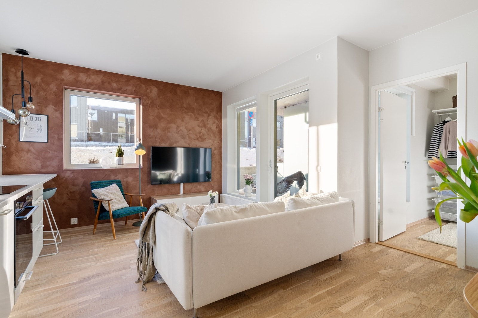 Lys og innbydende stue på 18 kvm med store vindusflater som slipper inn rikelig med naturlig lys. Galleribilde