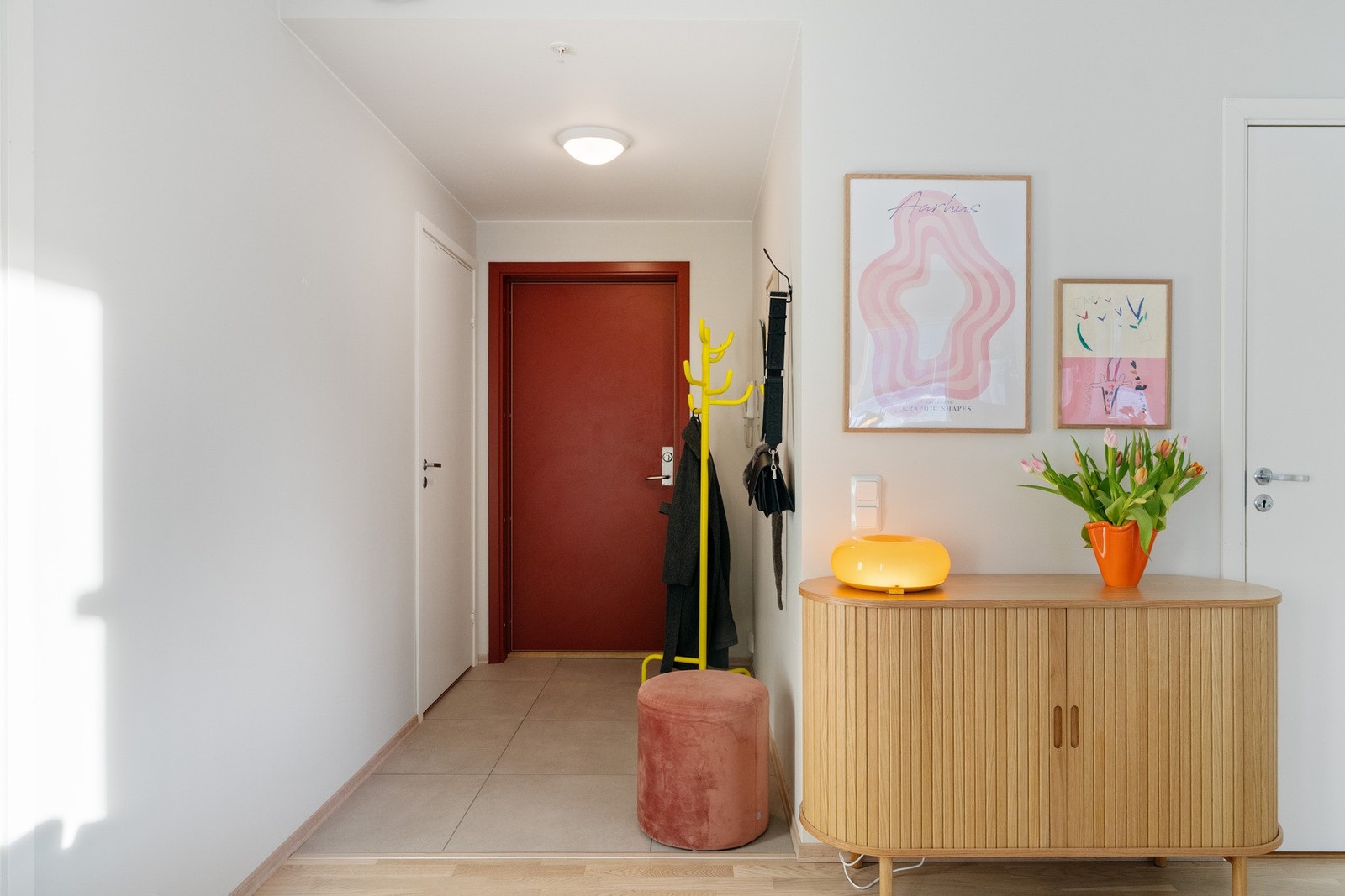 Entré med plass til oppbevaring og et ryddig førsteinntrykk. Flislagt sone ved inngangsdør er meget praktisk. Galleribilde