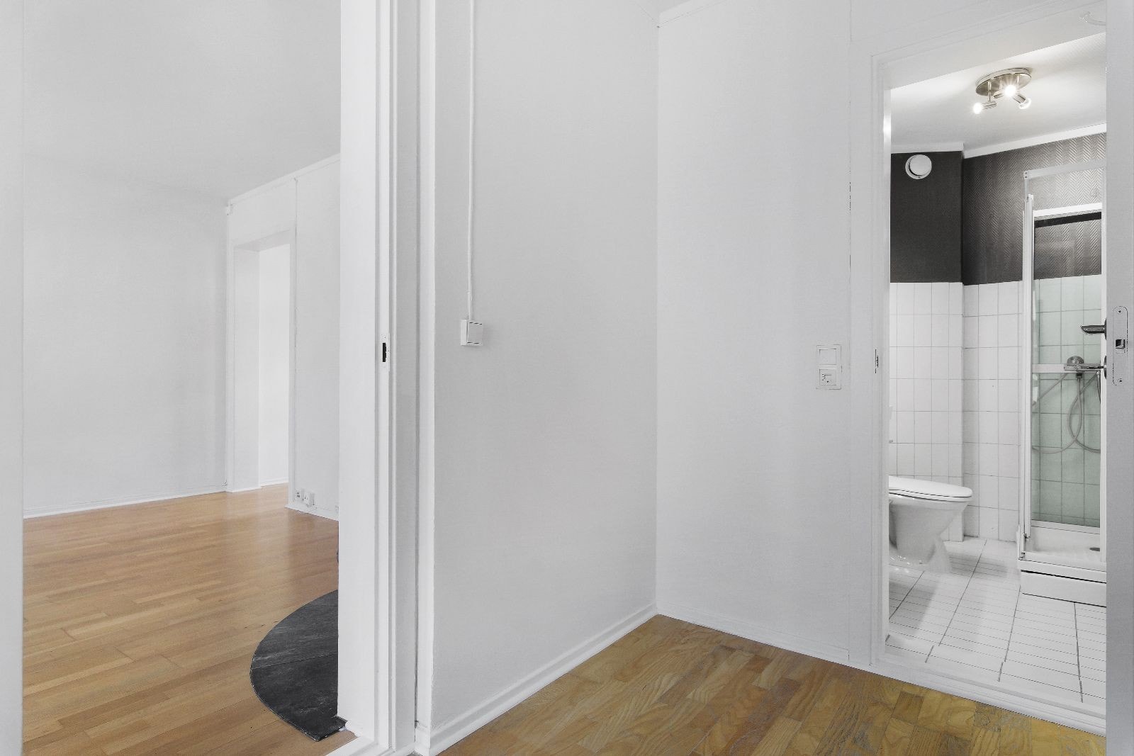 Soverom med sikt mot bad og stue Galleribilde