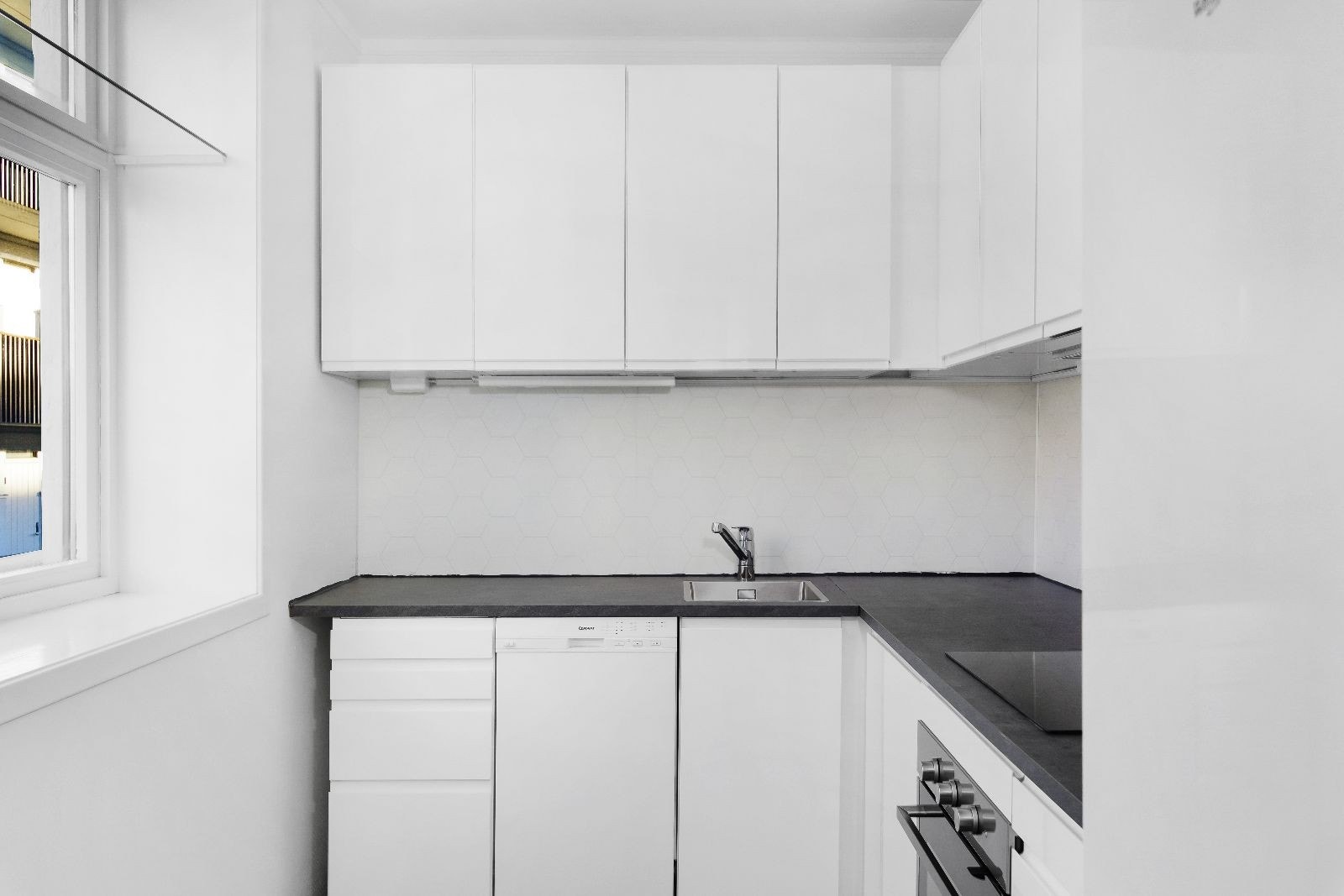 Nyere kjøkken med hvitevarer fra Desember 2020 Galleribilde