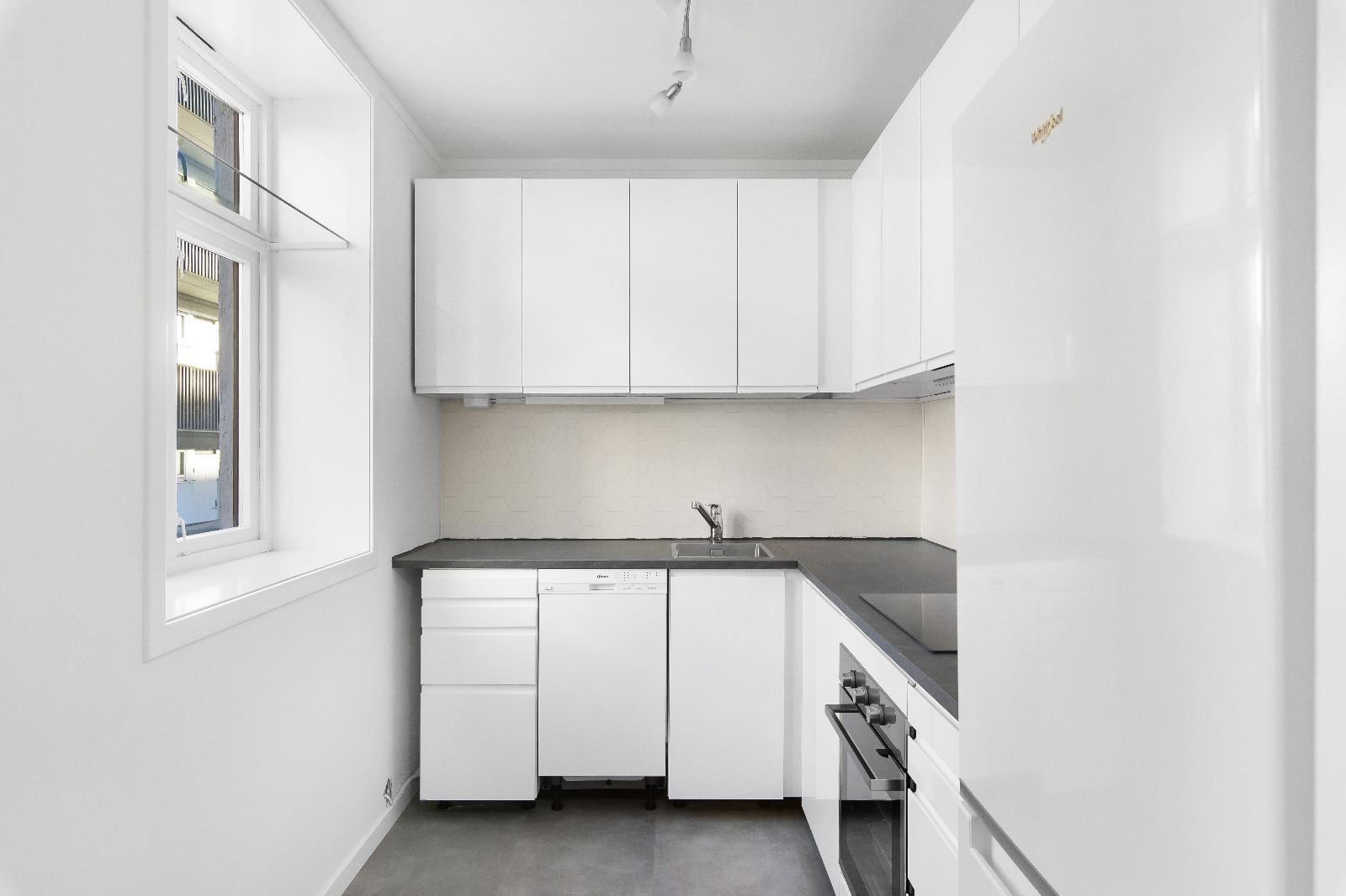 Kjøkken med hvitevarer Galleribilde