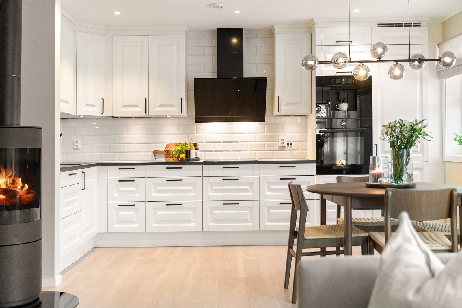 Kjøkkenet er tidløst og romslig. Det er integrert kjøleskap, oppvaskmaskin, komfyr, platetopp og kaffemaskin. Galleribilde