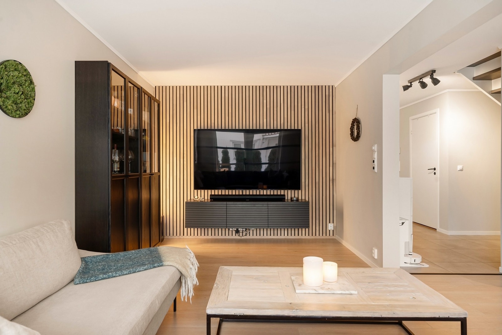 Stuen har plass til både sofa/TV-krok og spisestue ved kjøkkenet. Galleribilde