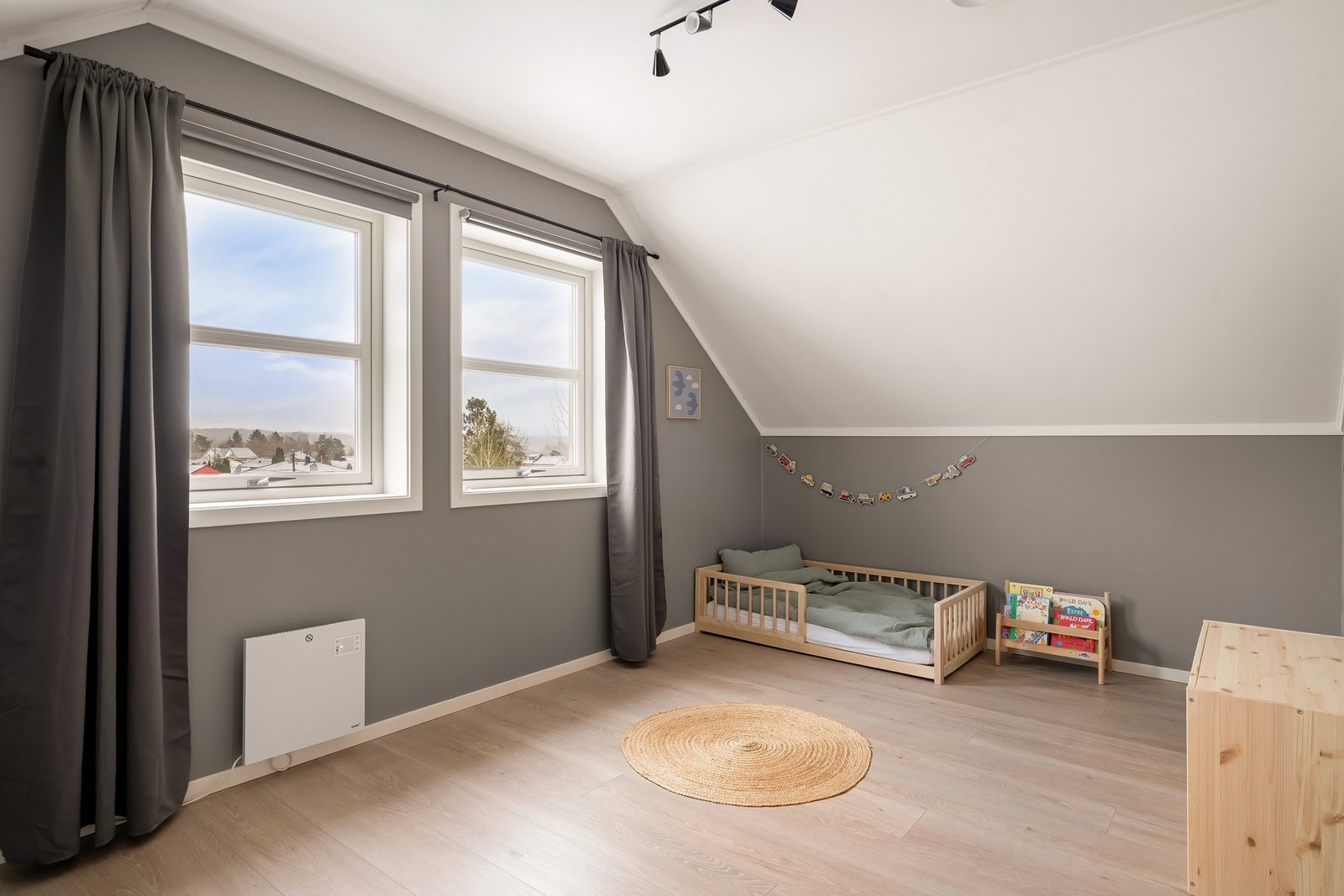 Det tredje soverommet er malt i en koselig grånyanse. Galleribilde