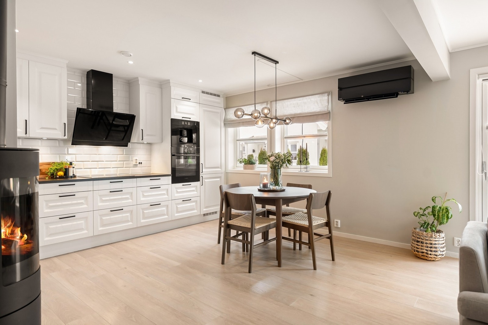 Dette er en selveier enebolig i kjede med to etasjer som ble oppført i 2020. Galleribilde