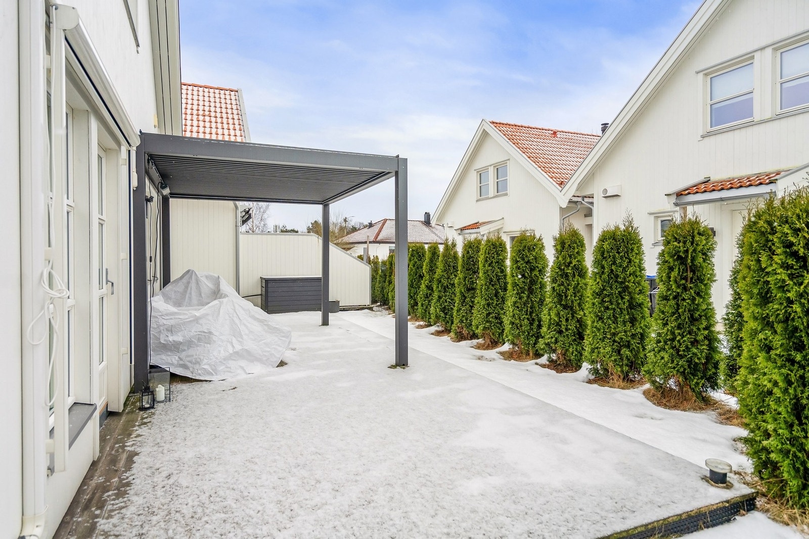 Solrik og skjermet uteplass. Galleribilde