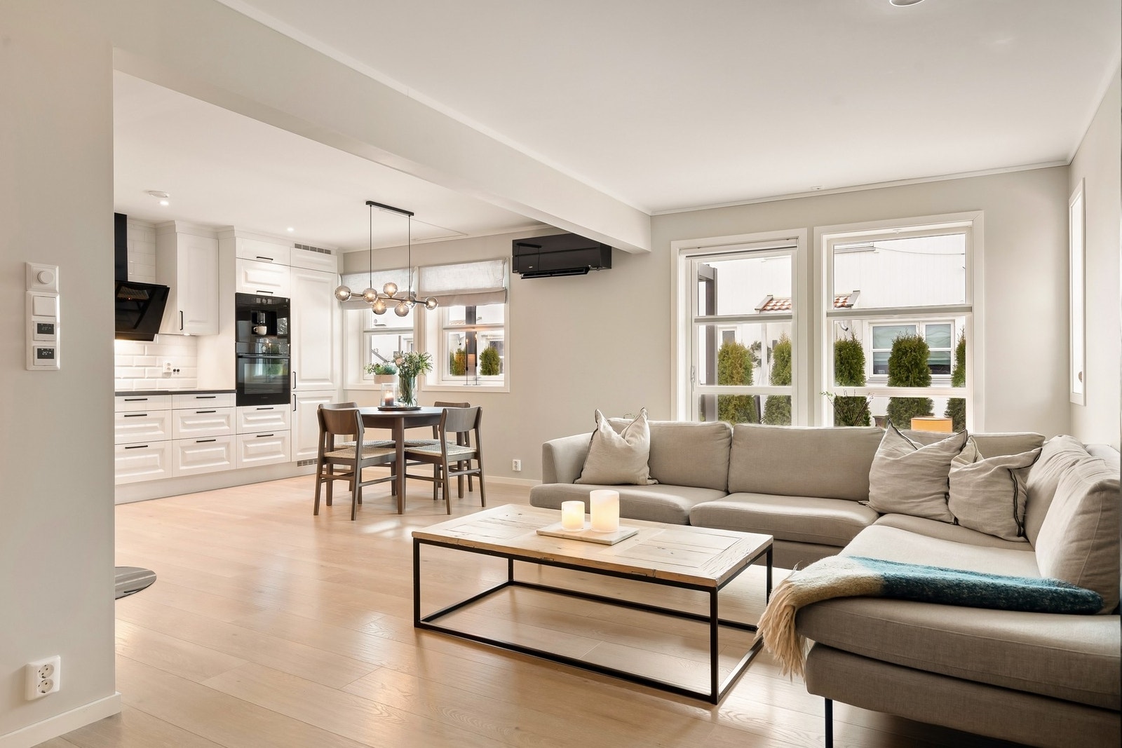 Det er åpen løsning mellom stuen og kjøkkenet. Det er elektrisk utvendig screen i stuen. Galleribilde