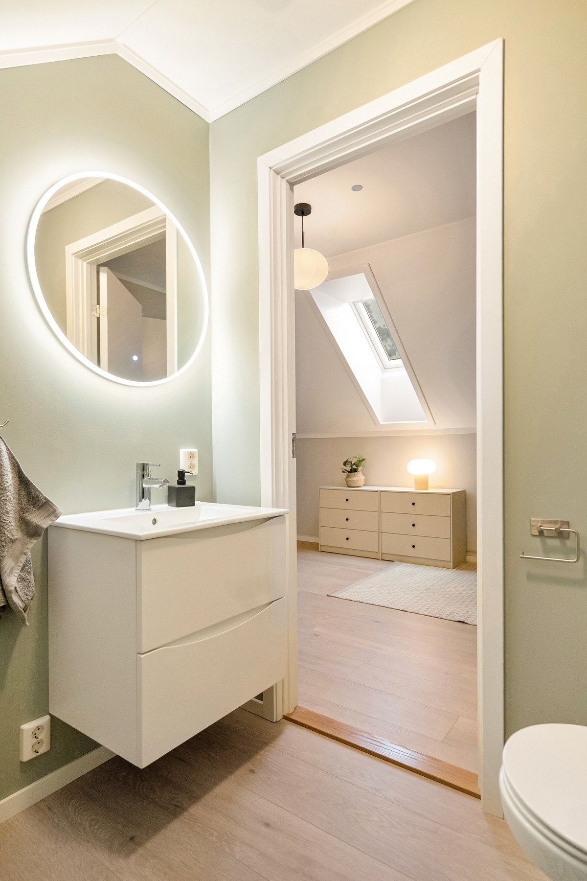 I andre etasje er det et toalettrom, praktisk tilknyttet loftstuen og de to soverommene her. Galleribilde