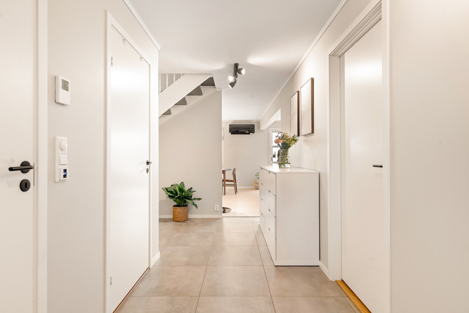 Boligen fremstår med overflater og utstyr med lite bruksslitasje i følge tilstandsrapporten. Galleribilde