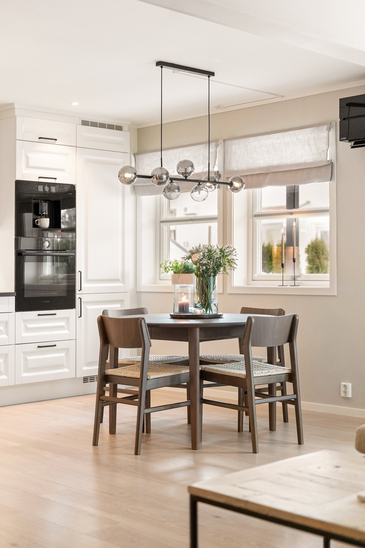 Det er innvendig opp og ned plisségardiner på alle vinduer i stue/kjøkken. Galleribilde