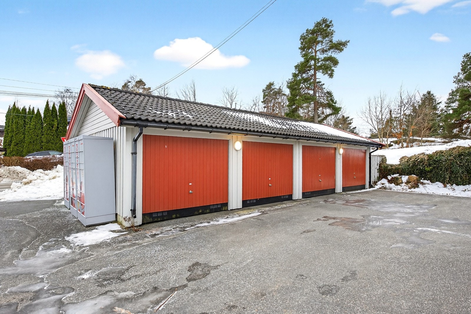 Medfølgende parkering i garasje. Dersom man ikke trenger garasje, kan denne selges utenom leiligheten. Galleribilde