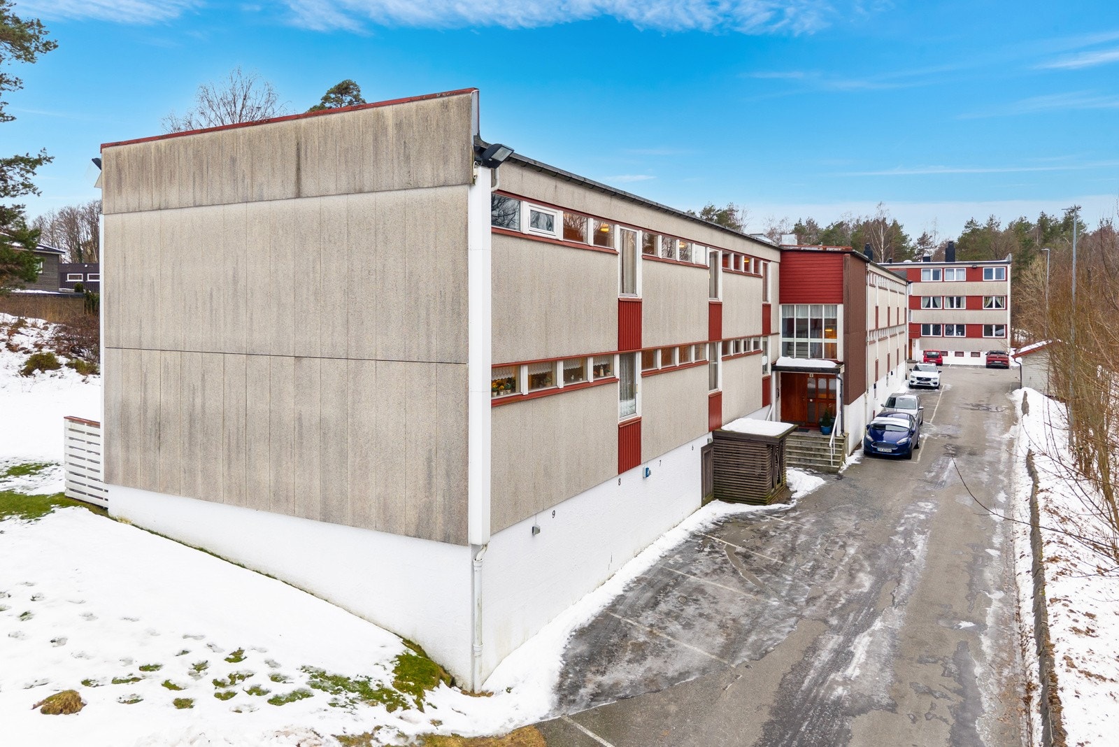 Leiligheten ligger i et veletablert borettslag ca. 2,5 km fra Arendal sentrum. Galleribilde