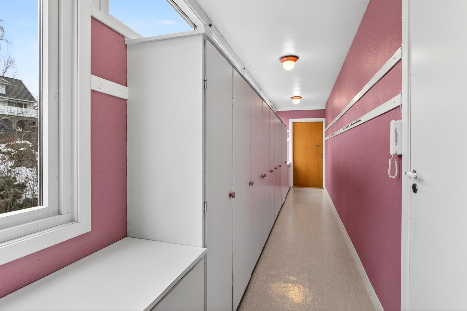 Stor gang med masse garderobeplass. Galleribilde