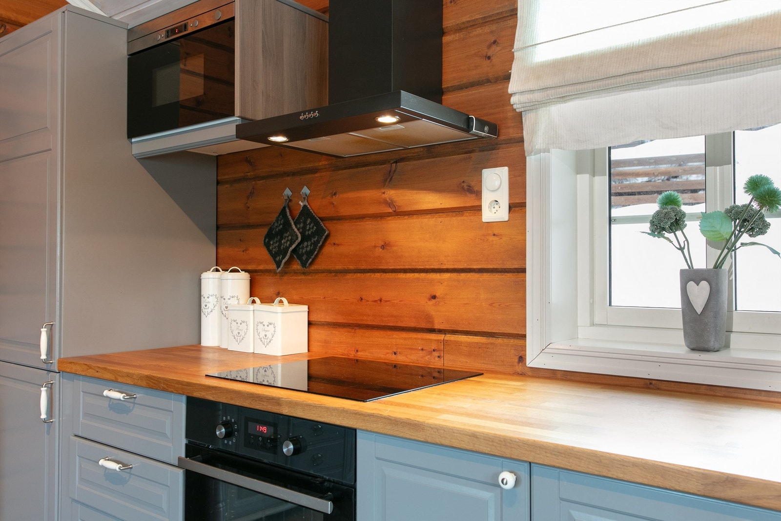 Platetopp, micro, stekeovn og kjøkkenventilator med avtrekk ut Galleribilde