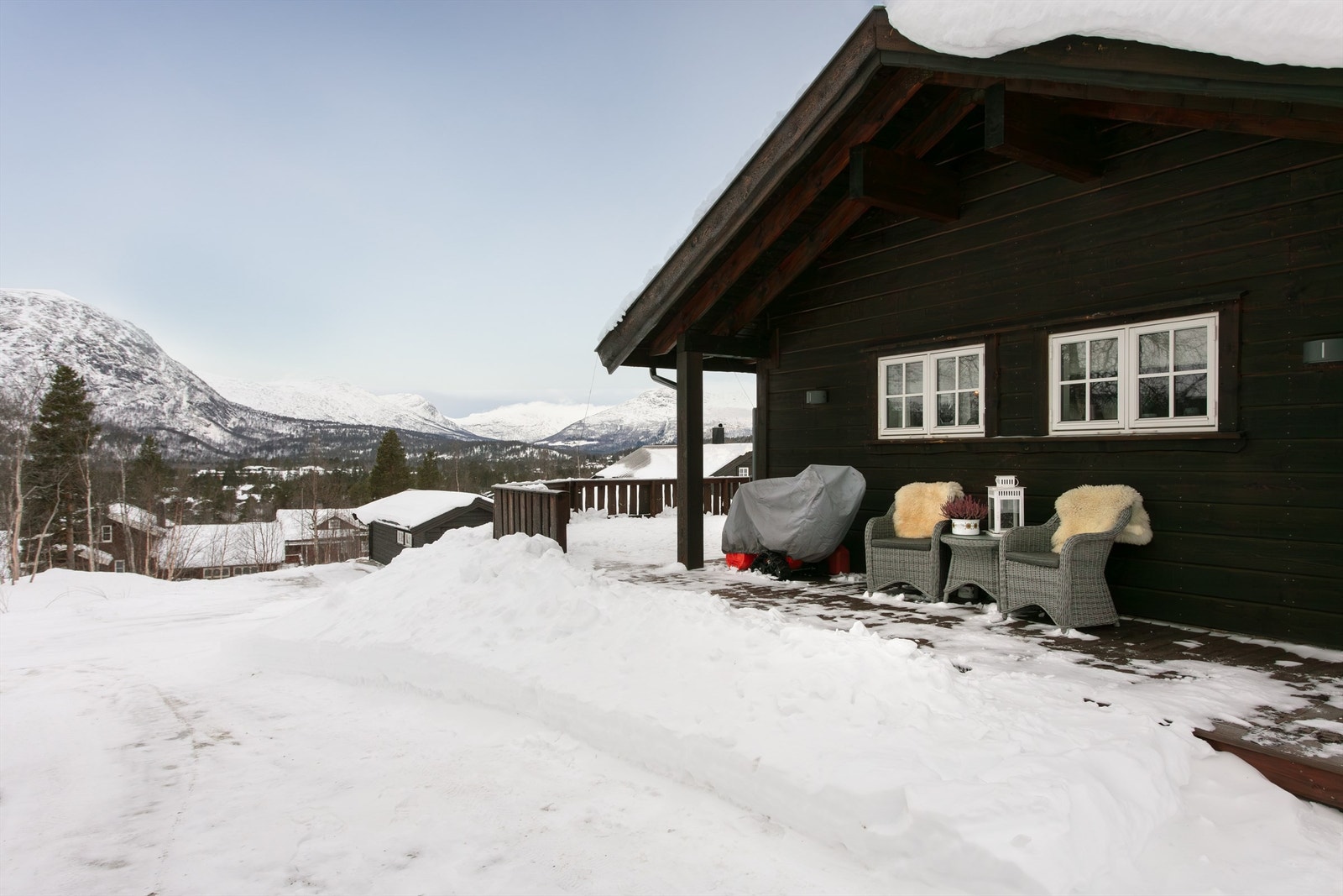 Fasade/terrasse og parkeringsareal på egen tomt Galleribilde